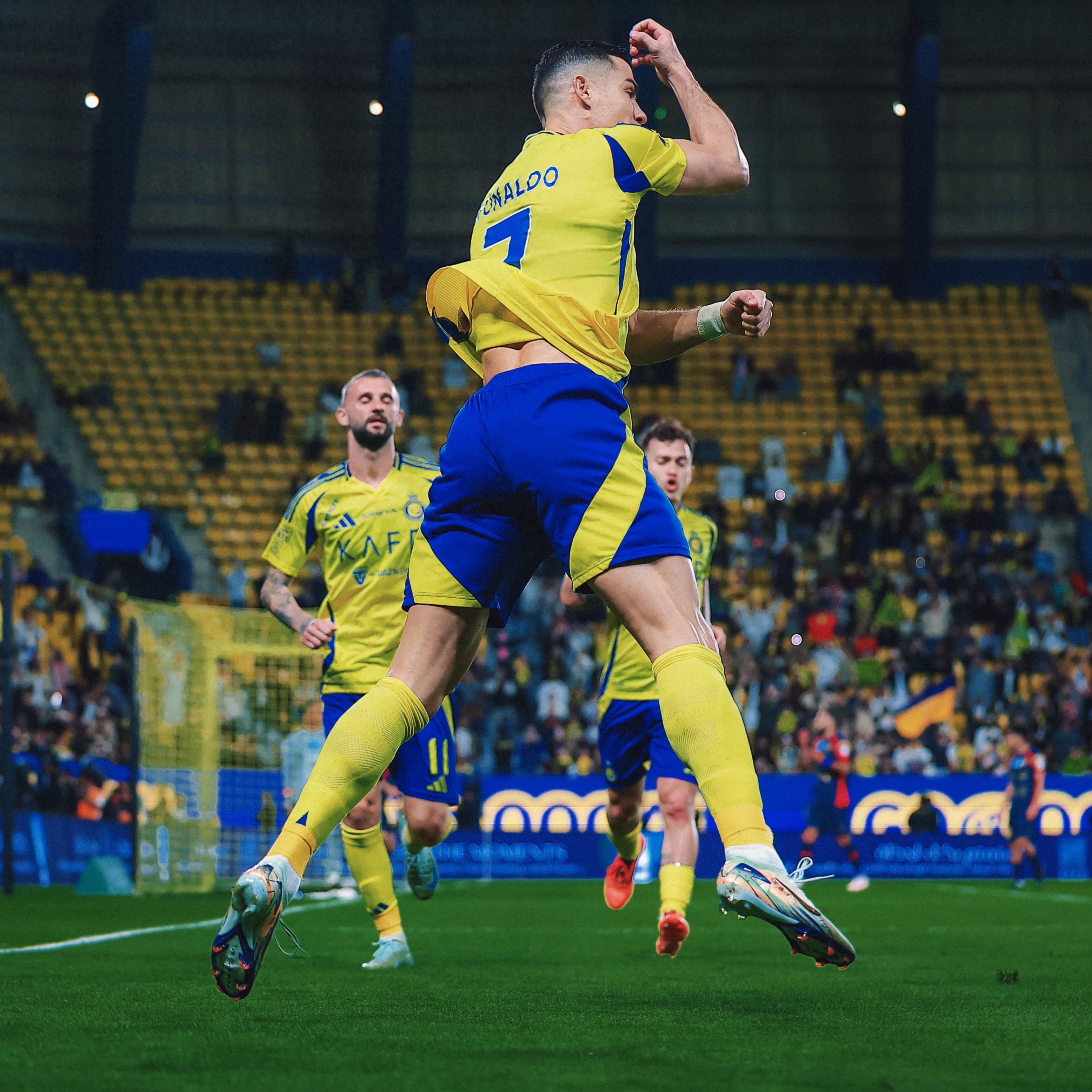 C罗在TES比赛中问鼎冠军，出色防守引发热议！